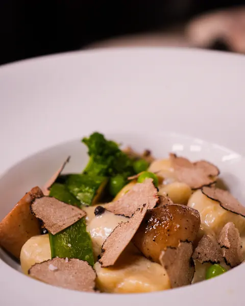 Gnocchi, champignons, pois gourmands et lamelles de truffe
